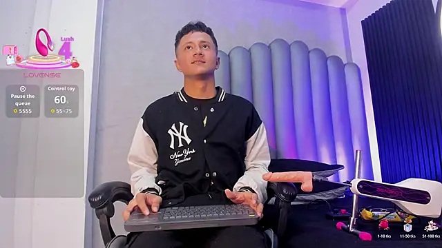 Snapshot of _Leohot_ chatting on October 28, 2025, 3:29 am Leohot online show from October 28, 2025, 3:29 am