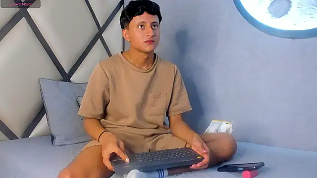 Snapshot of _Leohot_ chatting on October 8, 2025, 3:41 am Leohot online show from October 8, 2025, 3:41 am