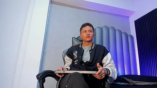 Snapshot of _Leohot_ chatting on November 5, 2025, 3:31 am Leohot online show from November 5, 2025, 3:31 am