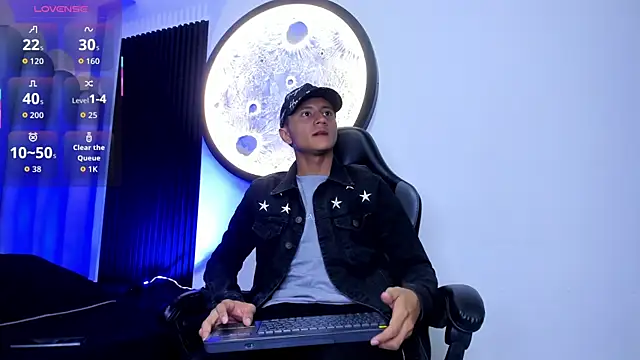 Snapshot of _Leohot_ chatting on November 18, 2025, 3:43 am Leohot online show from November 18, 2025, 3:43 am