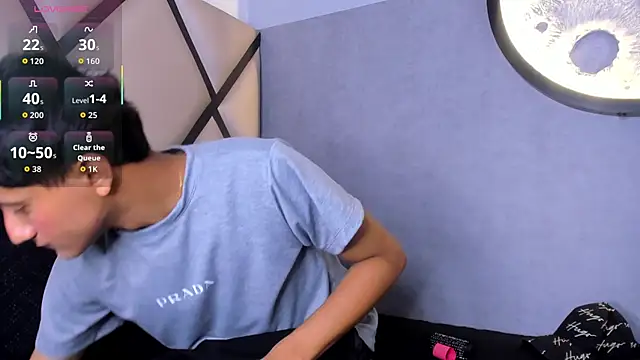 Snapshot of _Leohot_ chatting on October 14, 2025, 3:29 am Leohot online show from October 14, 2025, 3:29 am