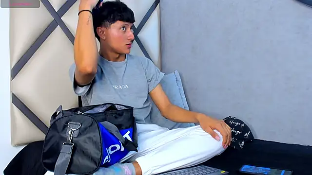 Snapshot of _Leohot_ chatting on October 10, 2025, 3:40 am Leohot online show from October 10, 2025, 3:40 am