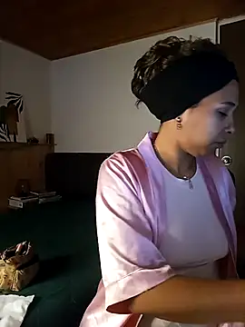 IVONNE COLLINS33 online show from December 4, 2025, 10:25 am