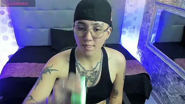 emahills  axelrose online show from September 22, 2025, 8:37 pm