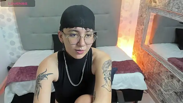 emahills  axelrose online show from October 2, 2025, 11:08 pm