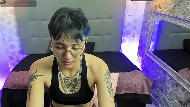 emahills  axelrose online show from September 28, 2025, 4:19 am
