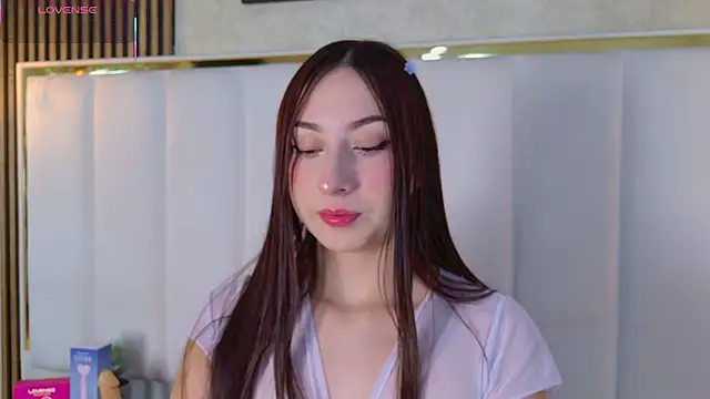 Snapshot of SofiJones_ chatting on October 15, 2025, 11:35 pm SofiJones online show from October 15, 2025, 11:35 pm