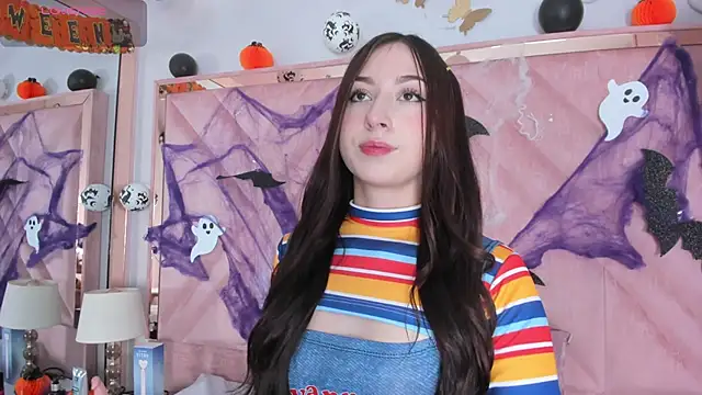 Snapshot of SofiJones_ chatting on October 31, 2025, 10:05 pm SofiJones online show from October 31, 2025, 10:05 pm