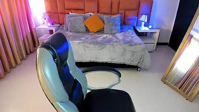 Catti Brie online show from November 13, 2025, 11:47 am