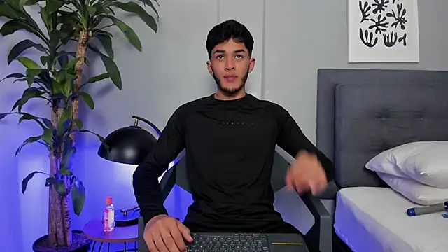 Tylerffoxx online show from May 4, 2026, 8:44 pm