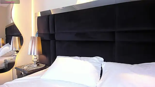 CarolineLee  online show from April 23, 2026, 10:44 pm