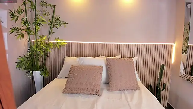 Snapshot of CarolineLee_ chatting on November 11, 2025, 10:58 pm CarolineLee online show from November 11, 2025, 10:58 pm