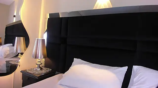CarolineLee  online show from June 30, 2026, 10:43 pm
