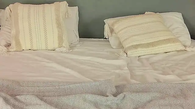 Snapshot of MilaLavson chatting on October 15, 2025, 5:28 am MilaLavson online show from October 15, 2025, 5:28 am