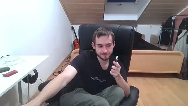 Snapshot of Bez3ybik chatting on October 17, 2025, 10:44 pm Bez3ybik online show from October 17, 2025, 10:44 pm