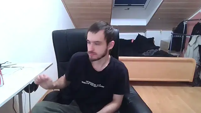 Snapshot of Bez3ybik chatting on October 28, 2025, 12:11 am Bez3ybik online show from October 28, 2025, 12:11 am