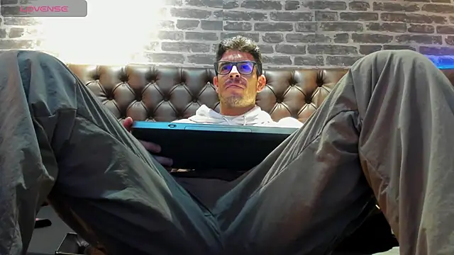 Snapshot of damian_bull chatting on July 22, 2026, 12:18 pm damian bull online show from July 22, 2026, 12:18 pm