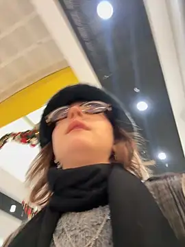 Snapshot of Only_April chatting on December 5, 2025, 8:02 am Only April online show from December 5, 2025, 8:02 am