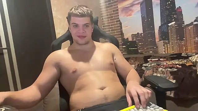 MusclePhantom online show from October 7, 2025, 8:32 pm