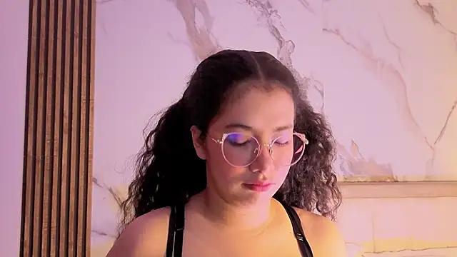 Snapshot of LunaRosse_ chatting on November 3, 2025, 11:36 am LunaRosse online show from November 3, 2025, 11:36 am