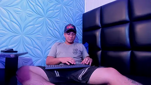 Snapshot of juanmechanic_ chatting on December 14, 2025, 5:35 am juanmechanic online show from December 14, 2025, 5:35 am