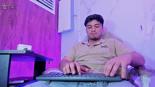 Snapshot of juanmechanic_ chatting on July 8, 2026, 12:57 am juanmechanic online show from July 8, 2026, 12:57 am