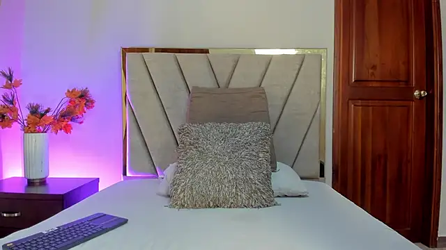 IvyJhons online show from November 7, 2025, 11:48 am