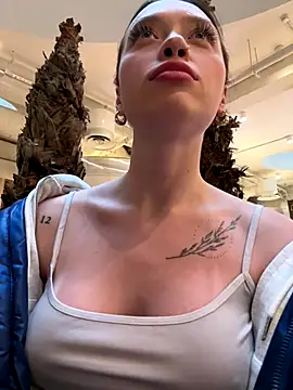 Snapshot of EstaVista chatting on November 13, 2025, 12:09 pm EstaVista online show from November 13, 2025, 12:09 pm