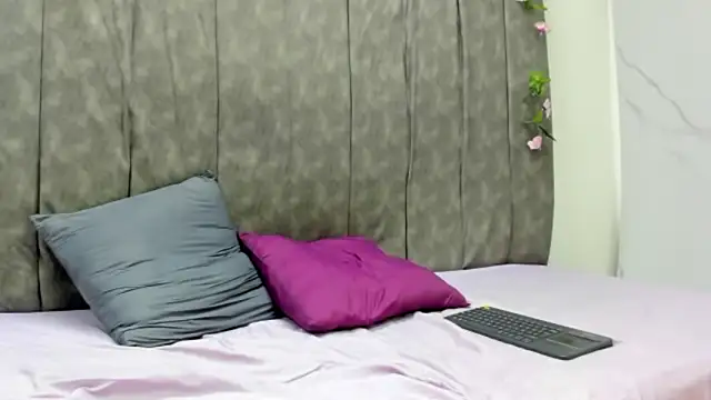 Snapshot of Lucia78couple chatting on October 8, 2025, 3:52 am Lucia78couple online show from October 8, 2025, 3:52 am