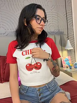 eviegothel  online show from October 16, 2025, 8:17 pm