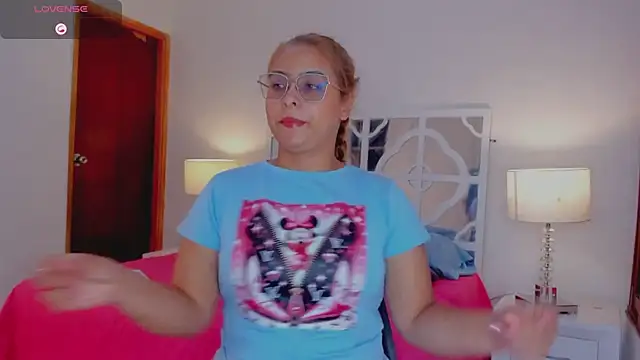 Snapshot of MikaelaStone chatting on October 20, 2025, 12:38 pm MikaelaStone online show from October 20, 2025, 12:38 pm