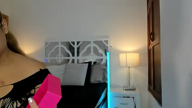 Snapshot of MikaelaStone chatting on November 30, 2025, 11:22 am MikaelaStone online show from November 30, 2025, 11:22 am