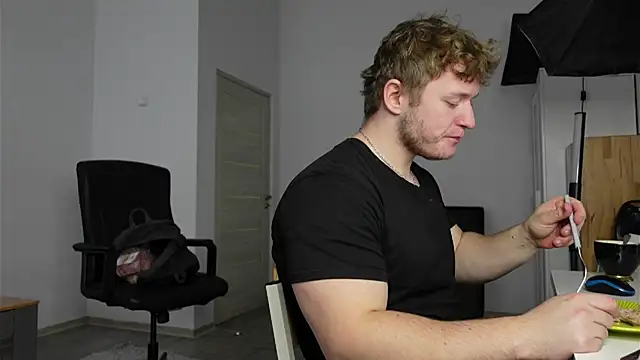 Snapshot of Richard_Dullas chatting on October 9, 2025, 12:06 pm Richard Dullas online show from October 9, 2025, 12:06 pm