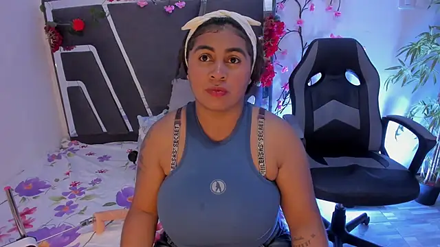 Snapshot of AndreaSweet2 chatting on December 5, 2025, 8:17 pm AndreaSweet2 online show from December 5, 2025, 8:17 pm