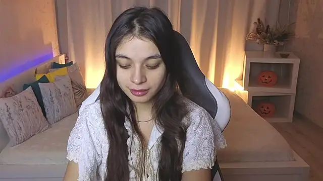 Leila Hefner online show from November 14, 2025, 2:48 am