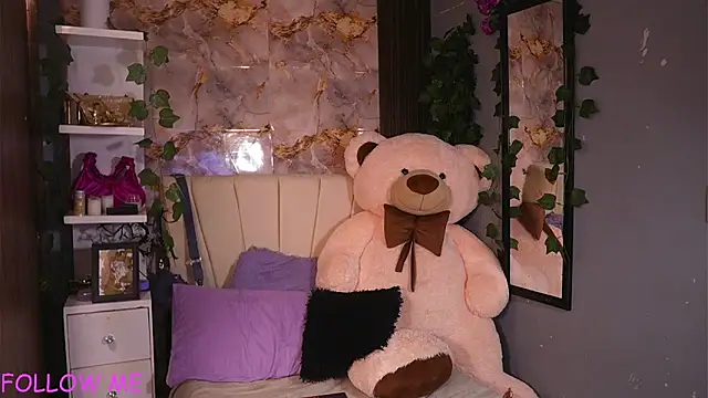 hannachris- online show from May 9, 2026, 12:25 am
