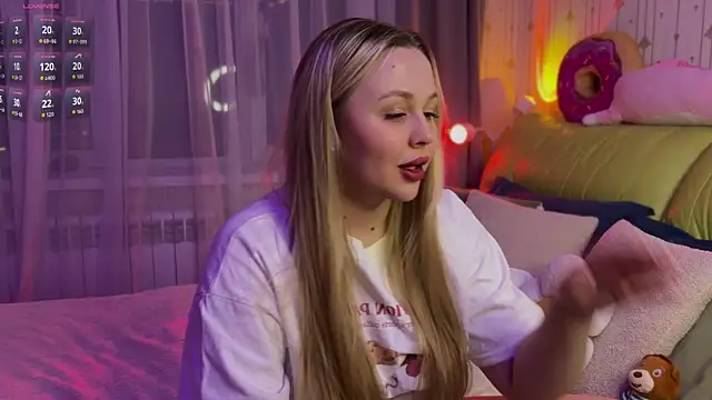 Snapshot of Estella_Elwood chatting on April 27, 2026, 5:33 pm Estella Elwood online show from April 27, 2026, 5:33 pm