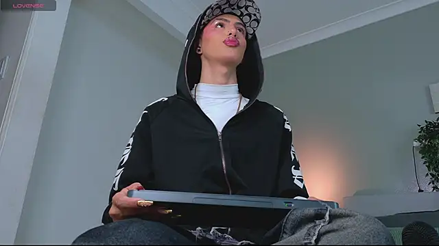 Nickifox   online show from October 8, 2025, 7:36 pm