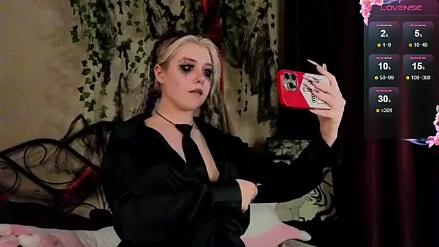 Snapshot of IrisSoCute chatting on October 31, 2025, 10:34 am IrisSoCute online show from October 31, 2025, 10:34 am