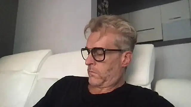 Snapshot of Axl_hot chatting on August 3, 2026, 9:59 am Axl hot online show from August 3, 2026, 9:59 am