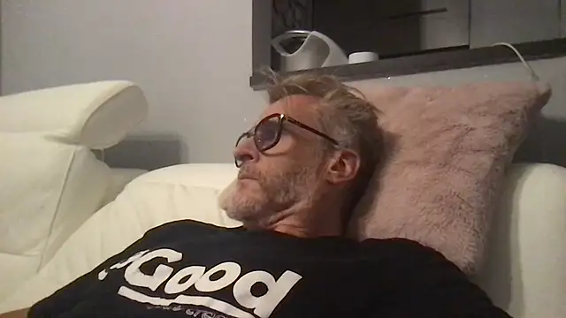 Snapshot of Axl_hot chatting on July 24, 2026, 9:33 pm Axl hot online show from July 24, 2026, 9:33 pm