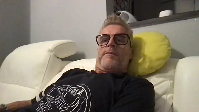 Axl hot online show from June 11, 2026, 9:34 pm