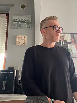 Snapshot of Axl_hot chatting on March 6, 2026, 1:06 pm Axl hot online show from March 6, 2026, 1:06 pm