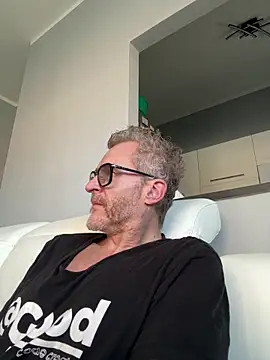 Snapshot of Axl_hot chatting on February 18, 2026, 11:17 am Axl hot online show from February 18, 2026, 11:17 am