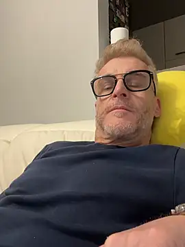 Snapshot of Axl_hot chatting on March 13, 2026, 10:37 pm Axl hot online show from March 13, 2026, 10:37 pm