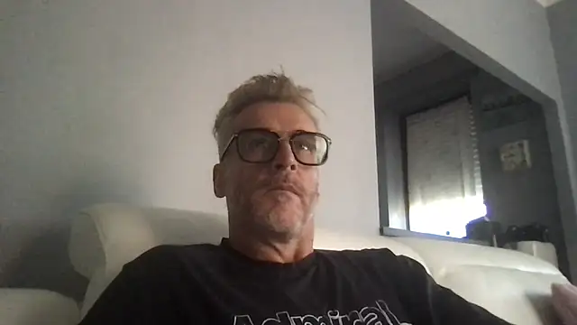 Snapshot of Axl_hot chatting on June 28, 2026, 7:47 am Axl hot online show from June 28, 2026, 7:47 am