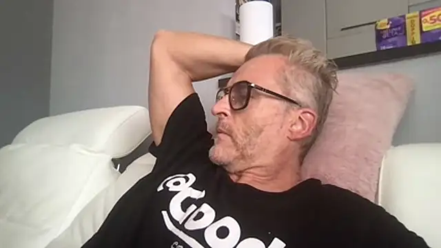 Snapshot of Axl_hot chatting on July 18, 2026, 2:14 pm Axl hot online show from July 18, 2026, 2:14 pm