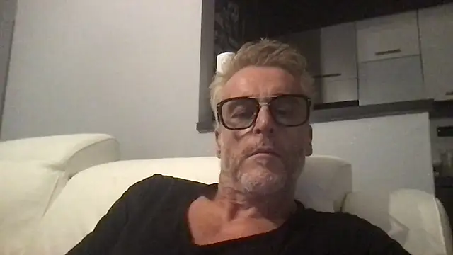 Snapshot of Axl_hot chatting on July 21, 2026, 9:05 pm Axl hot online show from July 21, 2026, 9:05 pm
