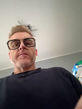 Snapshot of Axl_hot chatting on March 13, 2026, 10:31 am Axl hot online show from March 13, 2026, 10:31 am