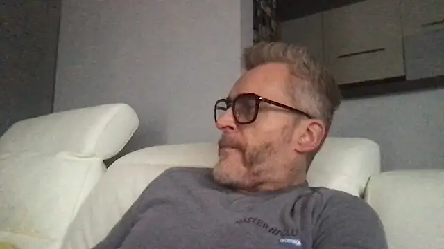 Axl hot online show from January 17, 2026, 12:53 pm